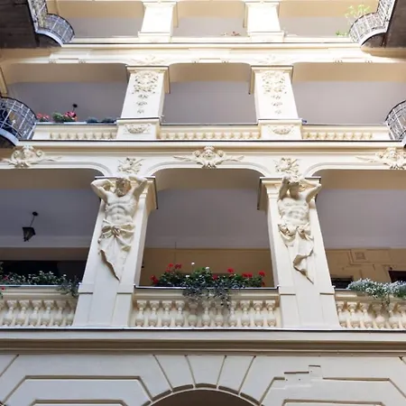 Friendly Vintage In The Downtown With Ac * Budapest